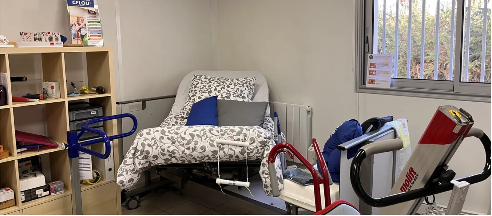 Lit médicalisé, lève-personne et aides techniques remis en bon état d’usage, présentés dans une salle d’exposition