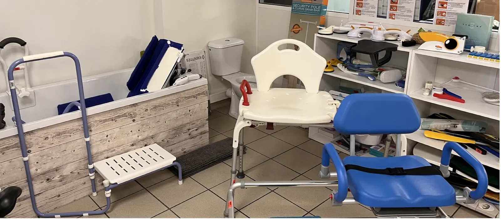Aides techniques pour la salle de bain présentées en démonstration : chaise de douche, planche de bain, rehausseur