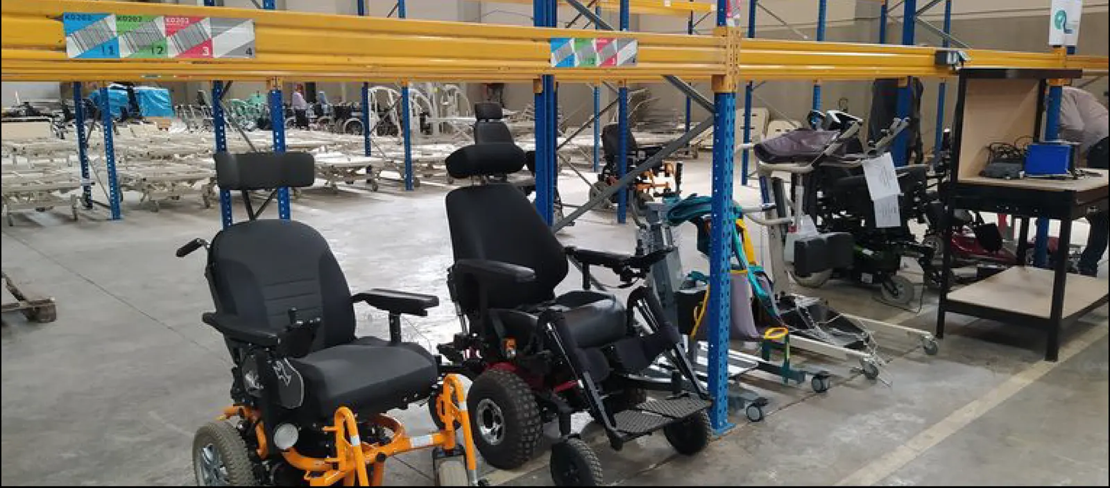 Fauteuils roulants et aides techniques reconditionnés dans l’entrepôt d’un dispositif de réemploi