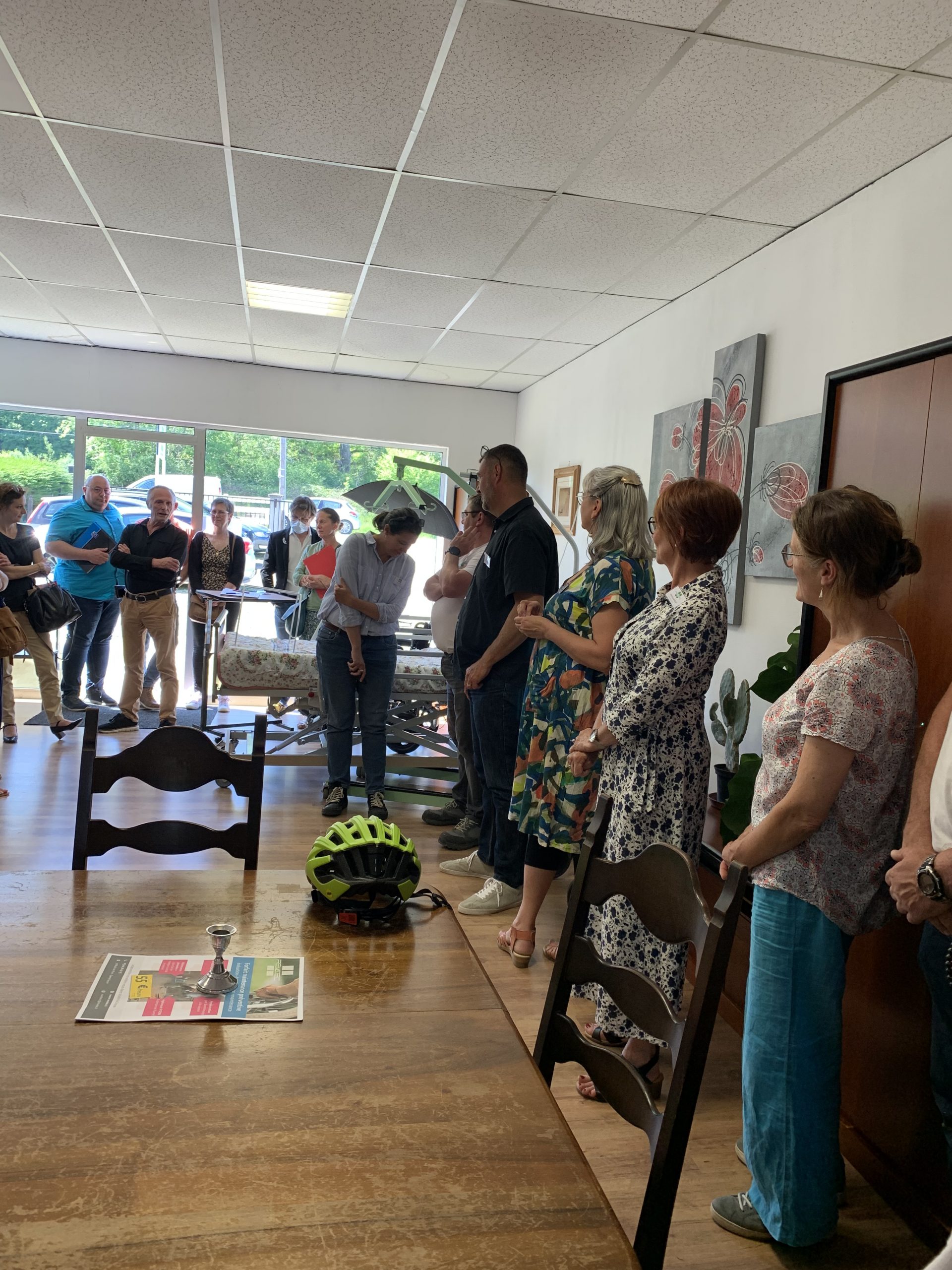 Participants à la visite de Revatec réunis dans la salle d’accueil