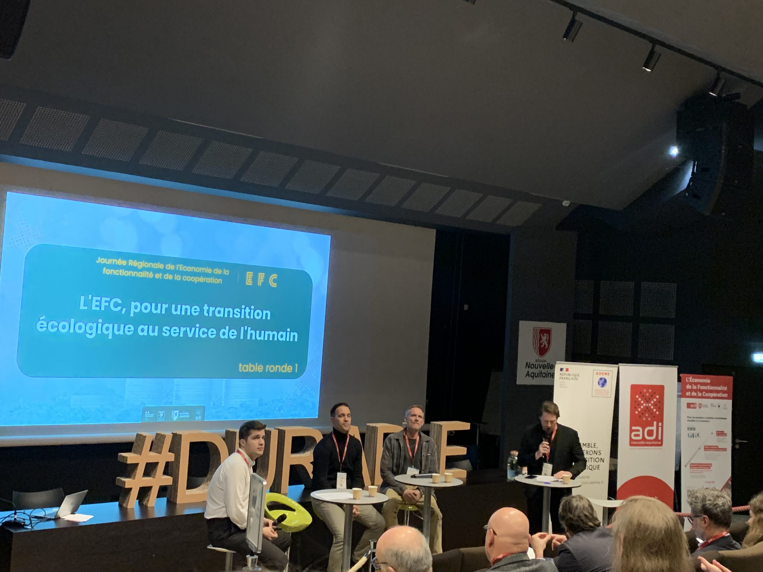 Intervenants en tribune devant l’écran de présentation de la journée EFC
